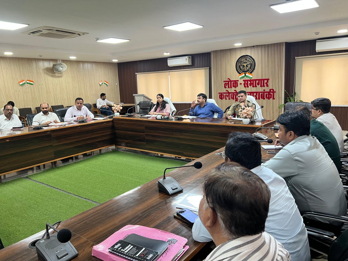 DM_Barabanki's tweet photo. जॉइंट मजिस्ट्रेट,एआरटीओ सहित अन्य अधिकारियों की उपस्थिति में आयोजित जिला सड़क सुरक्षा समिति की बैठक में राष्ट्रीय राजमार्ग लखनऊ-अयोध्या के हैदरगढ़ व सतरिख अंडरपास की क्षतिग्रस्त सड़क को दुरुस्त कराने, दुर्घटना की दृष्टि से संवेदनशील अवैध कटों को तत्काल बंद कराने तथा दारापुर कट के सामने अवैध पार्किंग पर प्रभावी कार्रवाई के निर्देश दिए गए। आगामी देवा मेला के दृष्टिगत बाराबंकी-देवा मार्ग को दुरुस्त कराने एवं गड्ढा मुक्ति अभियान को प्रभावी रूप से संचालित कर नगरीय व ग्रामीण क्षेत्रों की सड़कों को सुगम एवं सुरक्षित बनाने पर भी बल दिया गया। @CMOfficeUP @UPGovt @InfoDeptUP