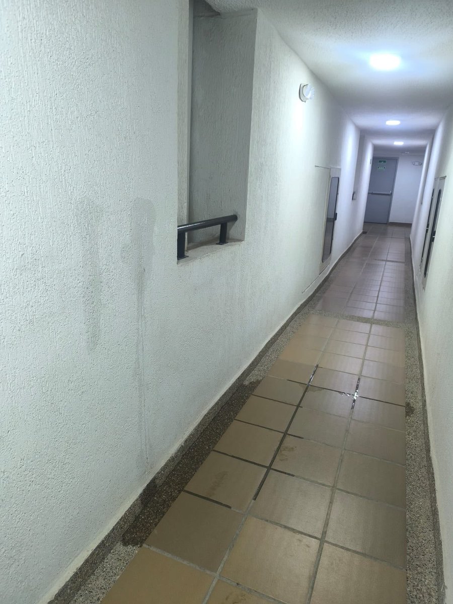 heidy_up's tweet photo. 1/8. #Denuncia 📢 Mala calidad de la vivienda nueva en Bogotá: las familias del conjunto Salamanca Reservado afectadas por humedades, fisuras y fallas en las redes de agua que atentan contra su derecho a la vivienda digna

Las familias del conjunto Salamanca Reservado, ubicado en la calle 19 A Bis # 116 - 31, en el barrio San Pablo de la localidad de #Fontibón, proyecto construido por la Constructora Buen Vivir y entregado en diciembre de 2023, denuncian la pésima calidad de las construcciones entregadas. Desde la entrega de las viviendas, los residentes han reportado múltiples afectaciones, particularmente problemas de humedad, deterioro de muros, fisuras y otras deficiencias en la construcción que han obligado a las familias a acudir reiteradamente a la constructora y a @habitatbogota en busca de soluciones y de respuestas posventa a causa de esta situación, respuestas que hasta el momento no se han otorgado con integralidad.