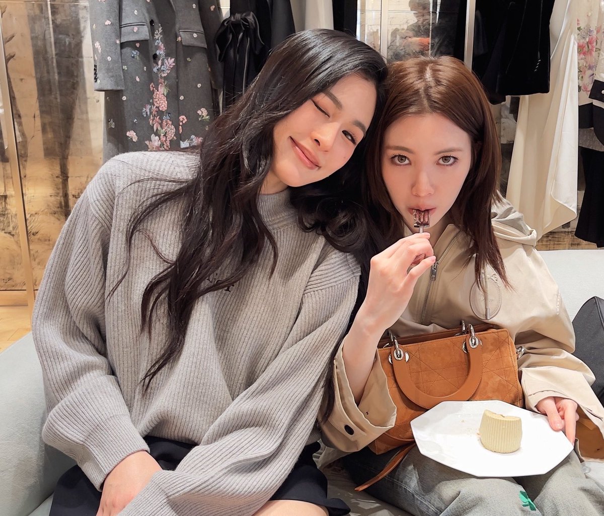 primrose516's tweet photo. This song is more than just a song now.
We fell in love in October 💜

It's a celebration song for us! 🥰

LINGORM DIOR SUMMER27
#LinglingKwong #OrmKornnaphat
#LingOrmDiorSummer27 #LingOrm #Dior #DiorSummer27 #PFW https://t.co/bOGp5FglNr