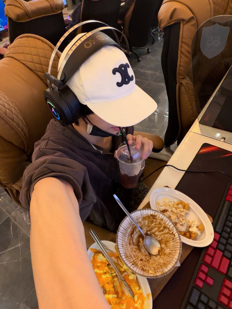 TWSLATION_'s tweet photo. [261005] #HANJIN WV POST

🐰: Trusted 42's recommendation and even came to a PC roomㅋㅋㅋ
Best Chapagetti I've had lately!
Thank you 42!

#한진 #TWS #투어스 @TWS_PLEDIS https://t.co/OljKOcjVSo