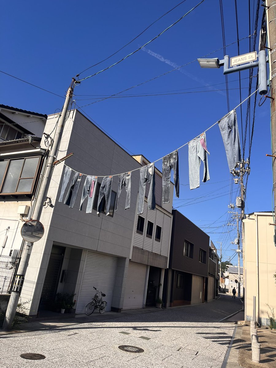 puritapurio2's tweet photo. 10月３日(土)兵動大樹のおしゃべり大好き48岡山公演！前説こお仕事、前乗りし、岡山は、児島にあるジーンズストリートに！めっちゃいいジーンズがいっぱい👖
テンション爆上がりでした。ジージャンゲットしましたよ♪
#おしゃだい
#藤田兄さん旅絵日記 https://t.co/faWkGtIixH
