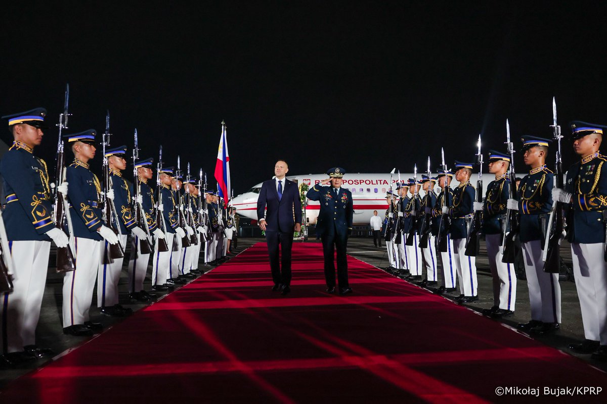prezydentpl's tweet photo. Ceremonia powitania Pary Prezydenckiej na lotnisku w Manili. https://t.co/DZKoassAj4
