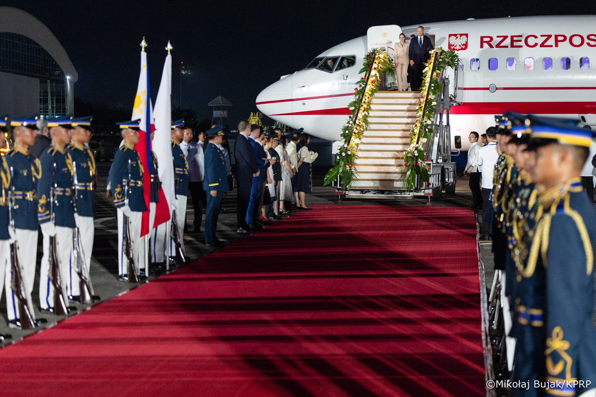 prezydentpl's tweet photo. Ceremonia powitania Pary Prezydenckiej na lotnisku w Manili. https://t.co/DZKoassAj4