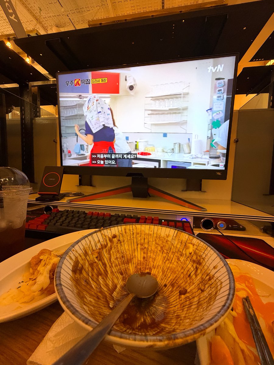 TWSLATION_'s tweet photo. [261005] #HANJIN WV POST

🐰: Trusted 42's recommendation and even came to a PC roomㅋㅋㅋ
Best Chapagetti I've had lately!
Thank you 42!

#한진 #TWS #투어스 @TWS_PLEDIS https://t.co/OljKOcjVSo