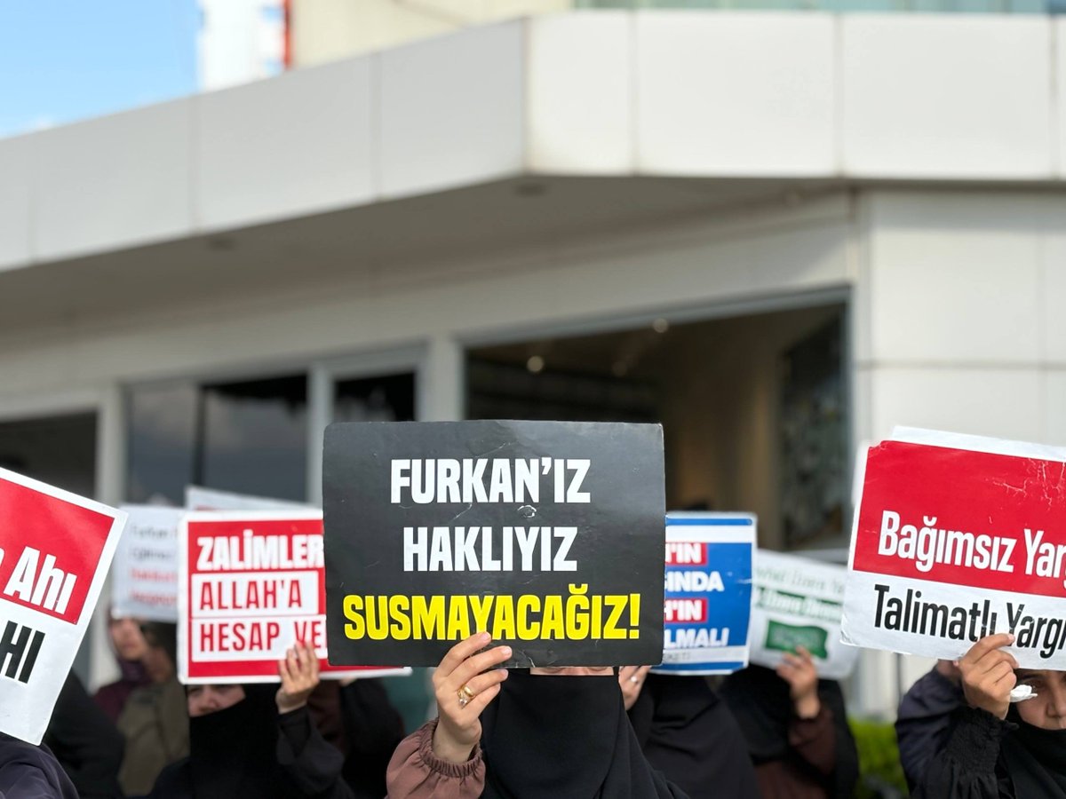 _liderhoca1's tweet photo. Osmaniye'de haksız yere tutuklanan 3 kardeşimizin  tahliyesi sonrası karşılamaya giden ve Osmaniye Emniyetinin hukuksuz müdahalesiyle gözaltına alınan 14 Furkan Gönüllüsünün duruşması için  Osmaniye Adliyesi önünde adalet bekleyişi gerçekleştiriliyor. 

#OsmaniyeEmniyeti https://t.co/iHJRVIBxb3