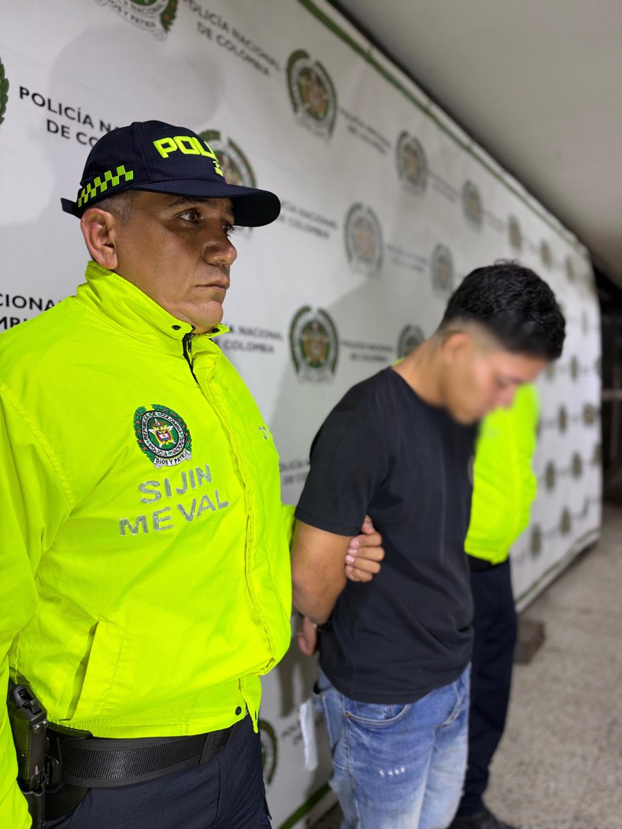 FicoGutierrez's tweet photo. 🚨¿Se acuerdan que les dije que este otro atracador iba a caer? Pues así fue. Se trata de Diego Alejandro Galicia Jaramillo, de 18 años.

Está vinculado a varios hechos de hurto, pero quiero hacer énfasis en uno: el que ocurrió el pasado 11 de septiembre en Laureles, donde, con un arma de fuego, intimidó a varias mujeres y se llevó joyas y un computador avaluados en $12 millones.

Ese día atendimos el caso, hablamos con la víctima, la acompañamos y dijimos que habría justicia. El computador incluso fue recuperado y devuelto a su propietario.

Pero también dijimos algo muy claro: este bandido no se iba a librar de responder ante la justicia. Y no se libró.

La gente está mamada de los atracadores. Uno a uno van cayendo.