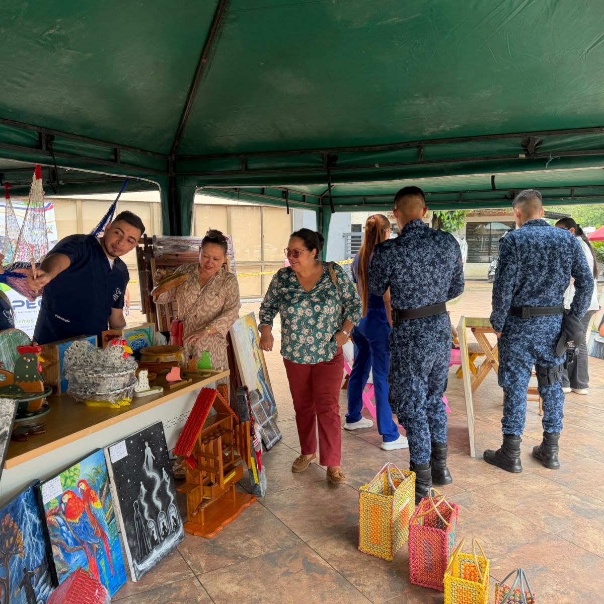INPEC_Colombia's tweet photo. #LiberaColombia | No son solo productos. Son horas de trabajo, aprendizaje y disciplina convertidas en piezas que llegan al público.
Así se vivió la Feria Artesanal #ConstruyendoLibertad de la Cárcel de Florencia, un espacio para visibilizar las capacidades productivas de las PPL https://t.co/tdyWHL23UU