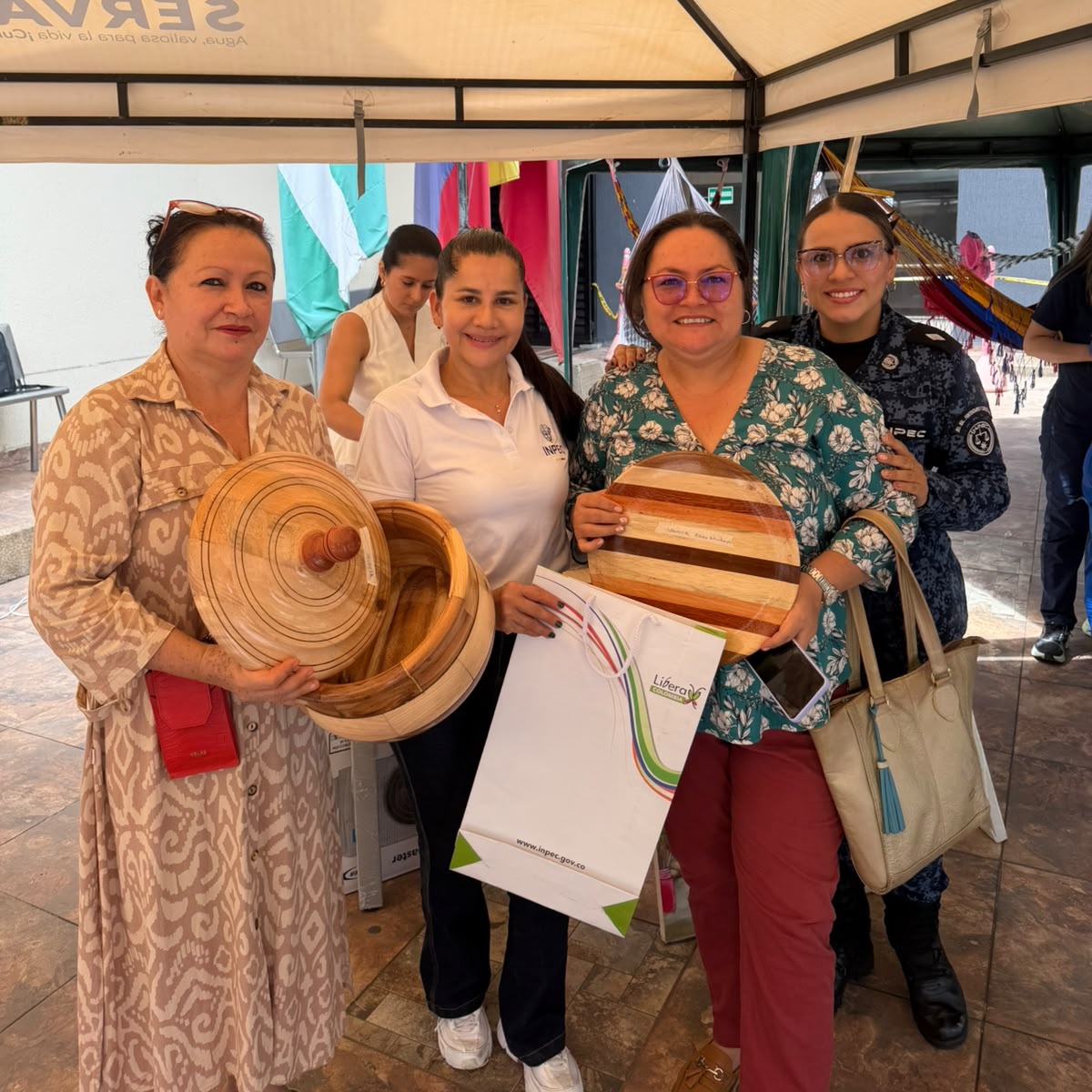 INPEC_Colombia's tweet photo. #LiberaColombia | No son solo productos. Son horas de trabajo, aprendizaje y disciplina convertidas en piezas que llegan al público.
Así se vivió la Feria Artesanal #ConstruyendoLibertad de la Cárcel de Florencia, un espacio para visibilizar las capacidades productivas de las PPL https://t.co/tdyWHL23UU