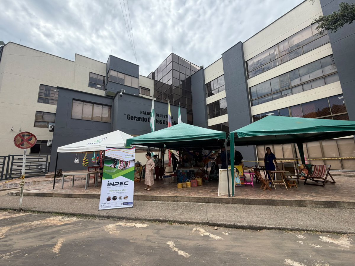 INPEC_Colombia's tweet photo. #LiberaColombia | No son solo productos. Son horas de trabajo, aprendizaje y disciplina convertidas en piezas que llegan al público.
Así se vivió la Feria Artesanal #ConstruyendoLibertad de la Cárcel de Florencia, un espacio para visibilizar las capacidades productivas de las PPL https://t.co/tdyWHL23UU