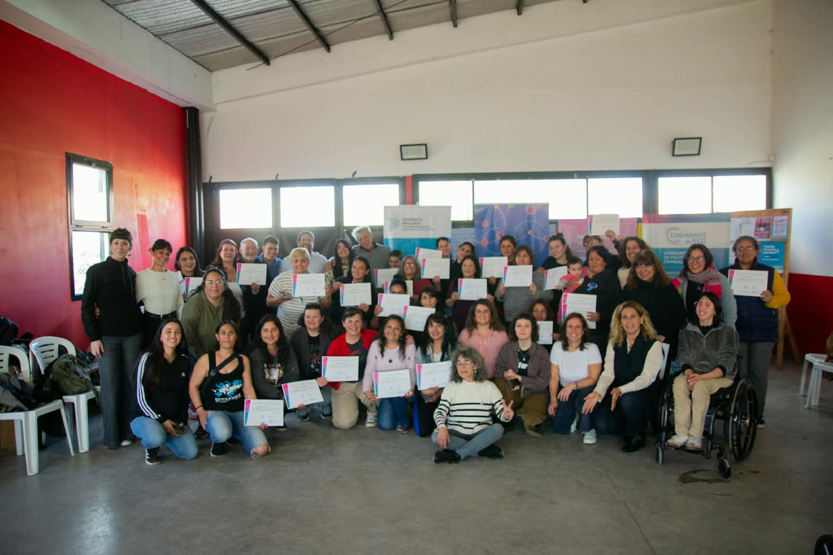 TrabajoPBA's tweet photo. #Berazategui El Ministerio, a través de la COPRETI, estuvo presente en el cierre de un nuevo ciclo de formación para Promotoras Territoriales en Género y Cuidados, realizado junto al @Senado_BA. https://t.co/9NY4xecwta