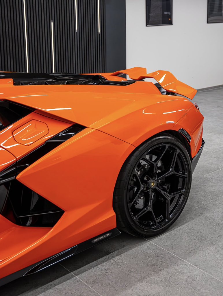 Trendverse22's tweet photo. Be honest, is this the perfect color for a Lamborghini Revuelto? https://t.co/OOsxoTPpkp
