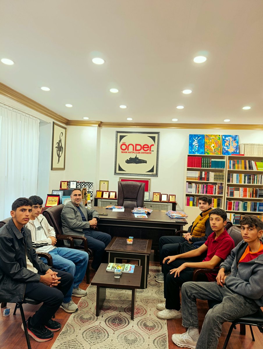 agrigenconder's tweet photo. Bugün @agr_onder binamızda pırıl pırıl gençlerimizi misafir ettik. Yarınlarımıza dair samimi ve verimli bir sohbet gerçekleştirip ardından gençlerimize ÖNDER formalarımızı hediye ettik. @onderihl  @OnderGenclik @onderbulten @aceylantr @halukcakan12 @Turgutzm2 @Agriihl04 https://t.co/ulZ0eo8DCi