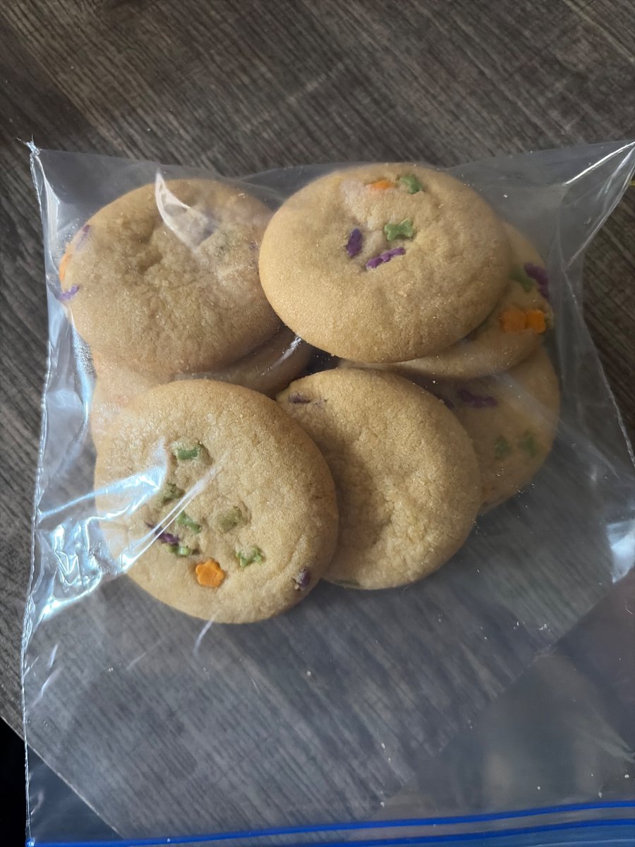 Voidbug1001's tweet photo. I BAKED COOKIESSSS :3 https://t.co/ZtTDB1aOd5