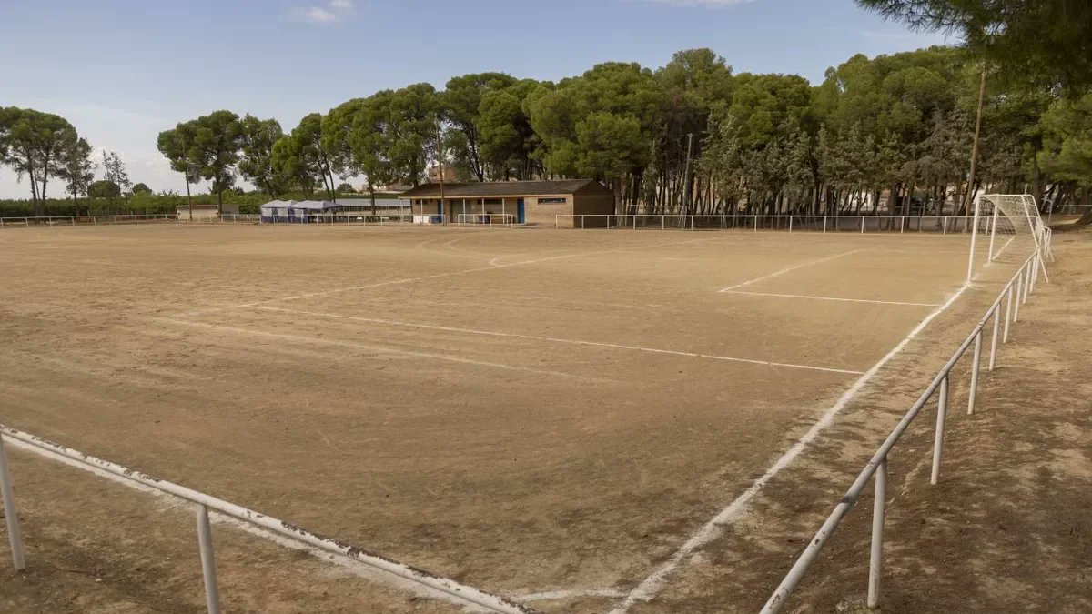 OdFutbolModerno's tweet photo. 💙 Del Camp d’Esports a un campo de tierra.
El pasado domingo el Lleida volvió a empezar.

El club que jugó en Primera División debutó en Cuarta Catalana, la última categoría del fútbol catalán. Lo hizo en Sunyer, sobre un campo de tierra preparado con un tractor y ante cerca de un millar de personas.
No hay fichajes millonarios. No hay palcos VIP. No hay césped perfecto.

Hay un club propiedad de sus socios, una camiseta, un escudo y una ciudad que quiere volver a sentirse representada.

A veces, para volver, hay que empezar desde abajo.

Molta sort Lleida!