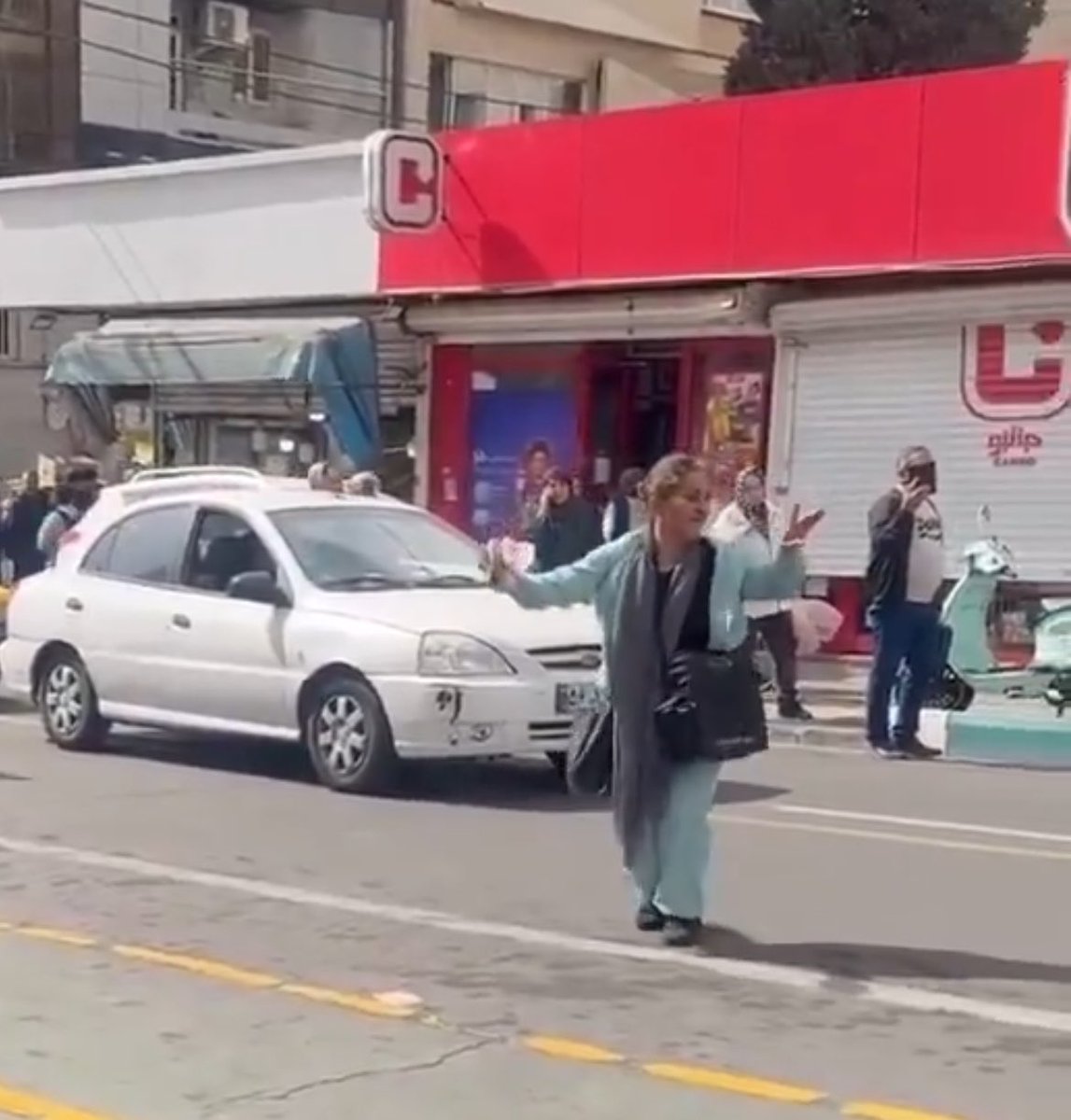 Khorschid_T's tweet photo. یادمون نمیره این اولین زن آشغال خونشوری بود که موقع بمبارون و کشته شدن مردم ایران رقصید https://t.co/IHiOlU2Zig