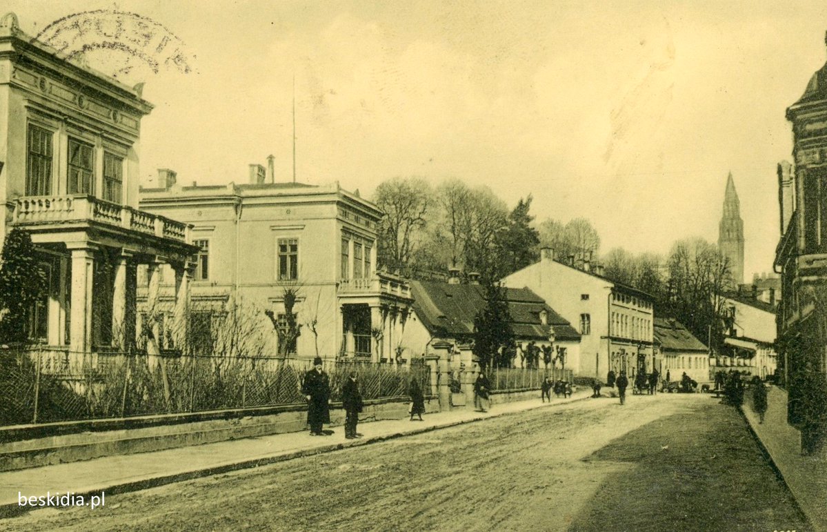 beskidia_pl's tweet photo. Ulica Blichowa w Bielsku ok. 1910 roku - widok w kierunku północnym. Oprócz dwóch fabrykanckich willi cała zabudowa lewej strony już dzisiaj nie istnieje.
#bielsko #bielskobiała #bielitz #bielitzbiala #beskidia #historiabielska https://t.co/LYLxECPk59
