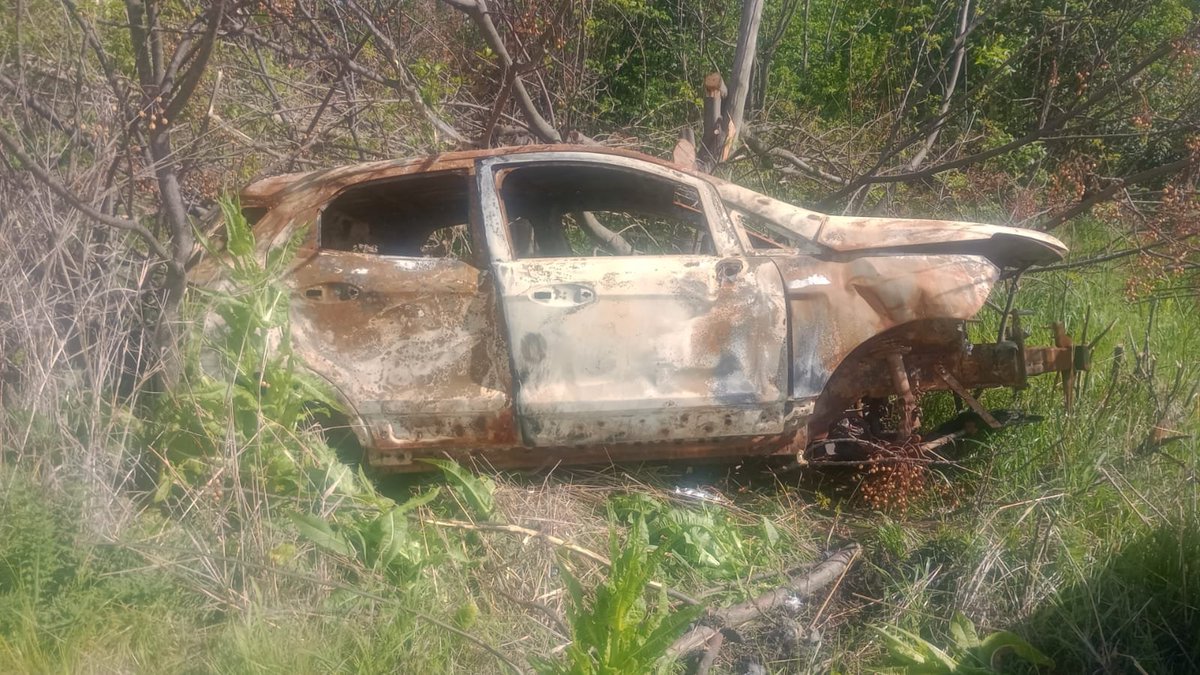 jotaleonetti's tweet photo. COMENZARON A REMOVER LOS AUTOS INCENDIADOS A LA VERA DE #AuROSARIO
La nueva concesionaria Caminos del Plata inició limpieza de banquinas, incluyendo quita de autos abandonados, como el que estaba en #Ruta9 km 121.
El vehículo fue trasladado al destacamento policial de Alsina. https://t.co/dXNQm5SmYY