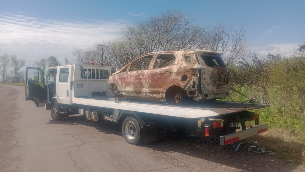 jotaleonetti's tweet photo. COMENZARON A REMOVER LOS AUTOS INCENDIADOS A LA VERA DE #AuROSARIO
La nueva concesionaria Caminos del Plata inició limpieza de banquinas, incluyendo quita de autos abandonados, como el que estaba en #Ruta9 km 121.
El vehículo fue trasladado al destacamento policial de Alsina. https://t.co/dXNQm5SmYY