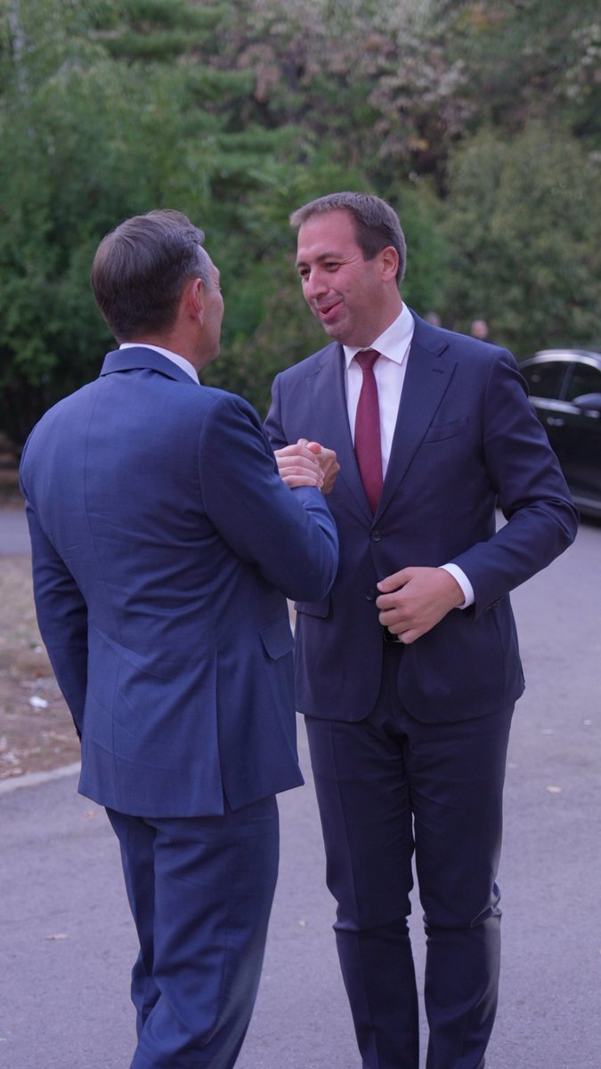 SelakG's tweet photo. Присуствовао сам у Београду скупу „Српски свијет“ у организацији Покрета социјалиста.

Подржали смо листу „Александа�� Вучић Уједињена Србија“ на предстојећим парламентарним изборима.

На скупу је Александар Вулин најавио и своју кандидатуру за предсједника Републике Србије.

Подршка Србији, њеном јединству, слободи и суверенитету, као и снажним везама Србије и Републике Српске, за мене је увијек била и остаје питање од посебног значаја.

Србија и Република Српска заједно.