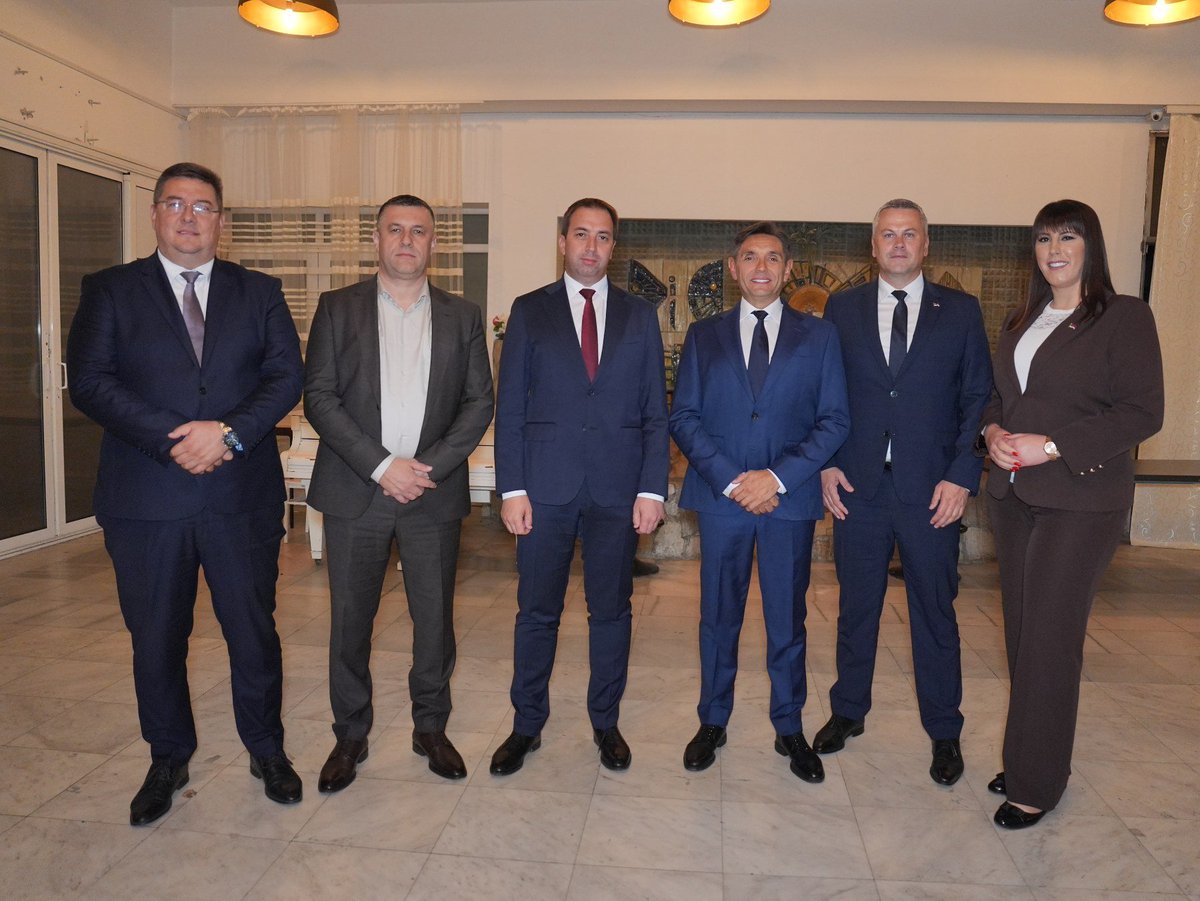 SelakG's tweet photo. Присуствовао сам у Београду скупу „Српски свијет“ у организацији Покрета социјалиста.

Подржали смо листу „Александа�� Вучић Уједињена Србија“ на предстојећим парламентарним изборима.

На скупу је Александар Вулин најавио и своју кандидатуру за предсједника Републике Србије.

Подршка Србији, њеном јединству, слободи и суверенитету, као и снажним везама Србије и Републике Српске, за мене је увијек била и остаје питање од посебног значаја.

Србија и Република Српска заједно.