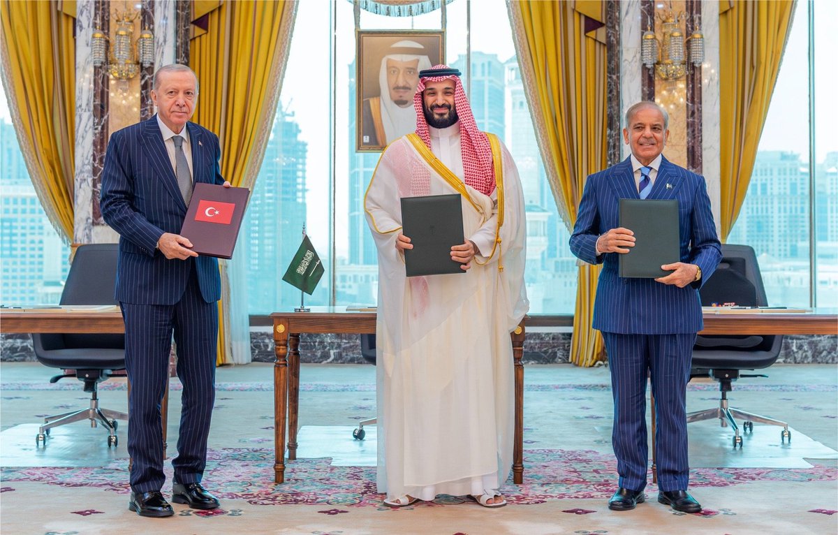 GlobeEyeNews's tweet photo. BREAKING: 

Mecca alliance officially activates as Turkish and Pakistani troops are heading to Saudi Arabia to counter the Houthis. https://t.co/01XpZXlJjP