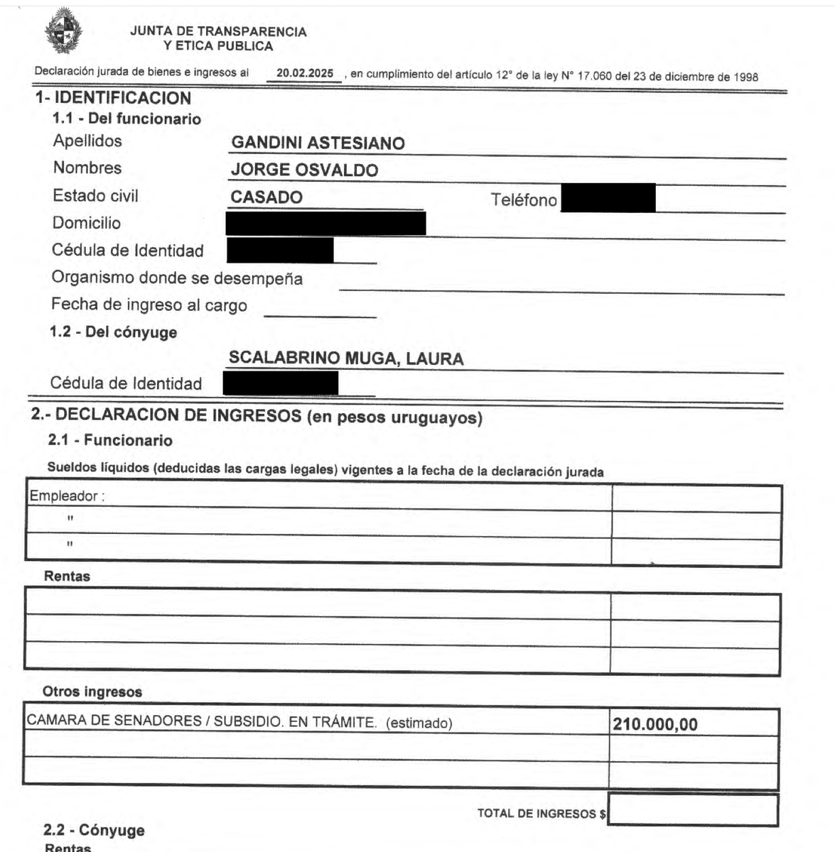 EPreve's tweet photo. 🚨 JUTEP: NUEVA DENUNCIA CONTRA GANDINI

✔️El dirigente nacionalista y director de la Administración Nacional de Puertos (ANP), Jorge Gandini, fue denunciado ante la Junta de Transparencia y Ética Pública (Jutep) por NO haber declarado una inversión de su esposa en Conexión Ganadera, por 67 mil dólares, en su última declaración jurada de bienes, informaron fuentes del organismo anticorrupción. 

✔️Se trata de un bien ganancial, es decir, perteneciente a la sociedad conyugal, por lo que debía figurar en la declaración que los cargos públicos están obligados a presentar ante el organismo, según la denuncia.

✔️La noticia sobre la falta de declaración de ese bien fue publicada el viernes por @BUSQUEDAonline

✔️Al hablar sobre el tema, Gandini explicó que no incluyó la inversión porque la consideró perdida tras la caída de Conexión Ganadera.

✔️Sin embargo, la esposa de Gandini se presentó a la verificación de créditos ante el Juzgado de Concurso y logró que se le reconociera un crédito a su favor por los 67 mil dólares invertidos.
