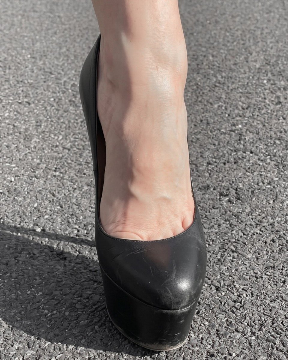 toohotdoll's tweet photo. Men, I’m 18 and these 7 inch heels aren’t just for special occasions for me. 👠
I actually wear high heels every single day, so heels this high have become completely normal in my everyday life. 😅😘 https://t.co/cQ19bkoRFs