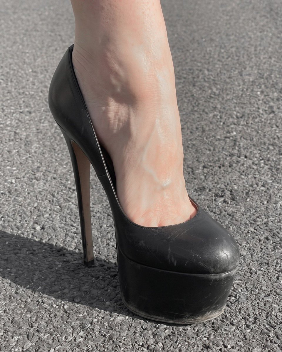 toohotdoll's tweet photo. Men, I’m 18 and these 7 inch heels aren’t just for special occasions for me. 👠
I actually wear high heels every single day, so heels this high have become completely normal in my everyday life. 😅😘 https://t.co/cQ19bkoRFs