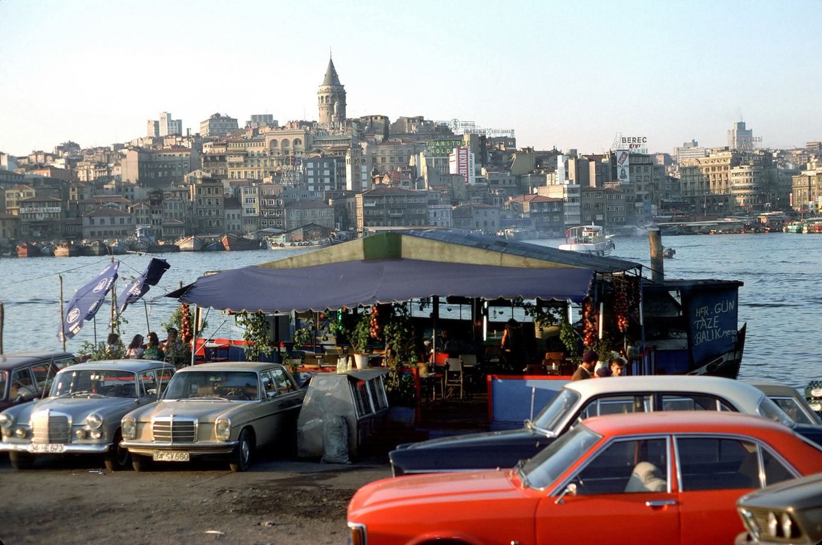 umuttgunerr's tweet photo. Eminönü'nde bir balık ekmekçi / 1976
Öyle bir lokasyona arabayla gidebilmek, şimdi hayal gibi geliyor insana. https://t.co/NwxN5zlf3t