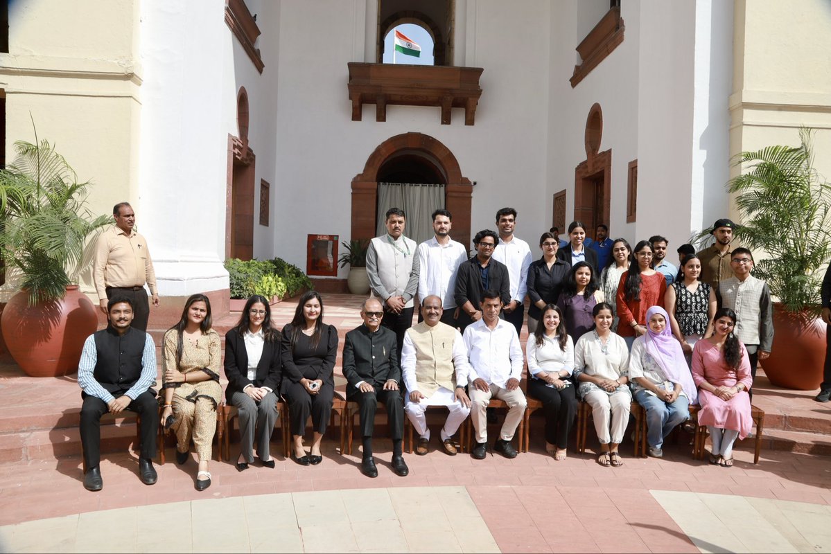 nuwal_suhani's tweet photo. A nation remembers. A nation reflects. A nation renews its resolve.

On 2nd October, we paid tribute to Mahatma Gandhi and Lal Bahadur Shastri.

Grateful to be part of the team behind this nationwide observance.

#GandhiJayanti #ShastriJayanti #KnowYourLeader #SamvidhanSadan https://t.co/qQjuYPzJXk