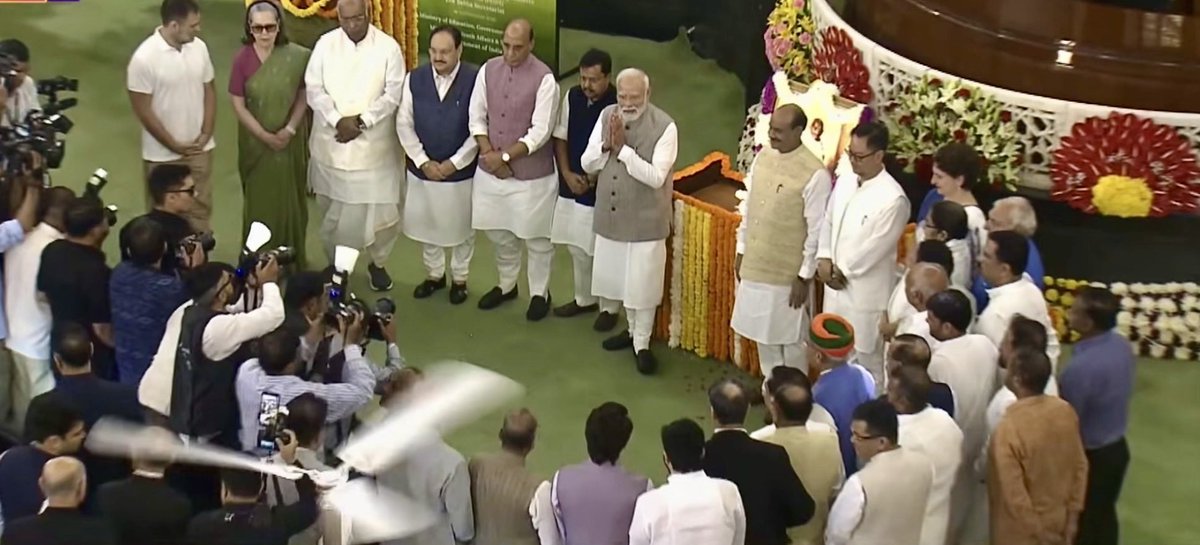 nuwal_suhani's tweet photo. A nation remembers. A nation reflects. A nation renews its resolve.

On 2nd October, we paid tribute to Mahatma Gandhi and Lal Bahadur Shastri.

Grateful to be part of the team behind this nationwide observance.

#GandhiJayanti #ShastriJayanti #KnowYourLeader #SamvidhanSadan https://t.co/qQjuYPzJXk