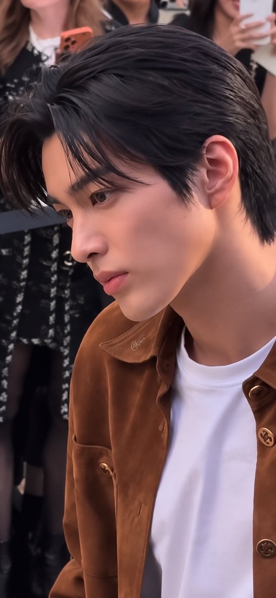 GanYunie's tweet photo. KEONHO AT CHANEL PFW

#KEONHOxCHANELSS27
#CHANELSpringSummer 
#KEONHO @CHANEL https://t.co/LZ5jlmEBmt
