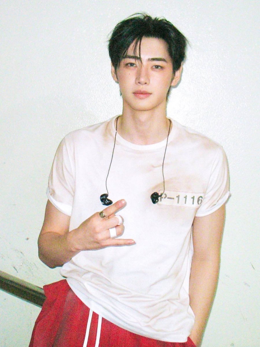sjakebostero's tweet photo. 🚨 Sunghoon de Enhypen dice que no sabía que su compañero de grupo, Jay, es estadounidense.

"Pensé que era gay como yo." https://t.co/wNOoddOrvy