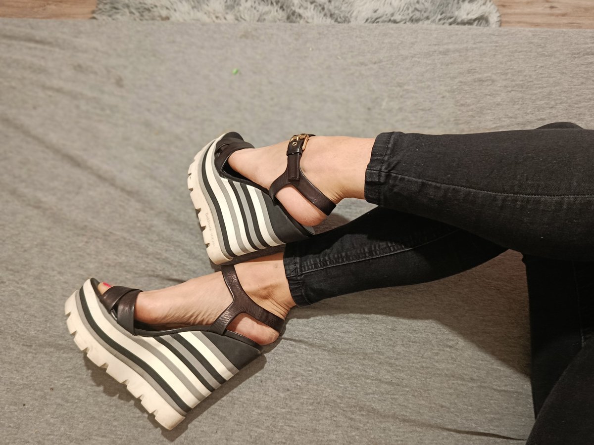 PaniSamanta4545's tweet photo. Jak podobają Ci się moje nowe buty? 
@rt_feet @rt_domm https://t.co/bwx1CAUJfR