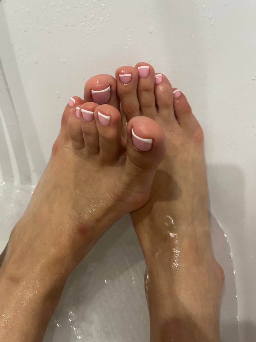 Natali_Findom's tweet photo. A new pedicure and a good mood 🙈 https://t.co/7EXjkRPIAa