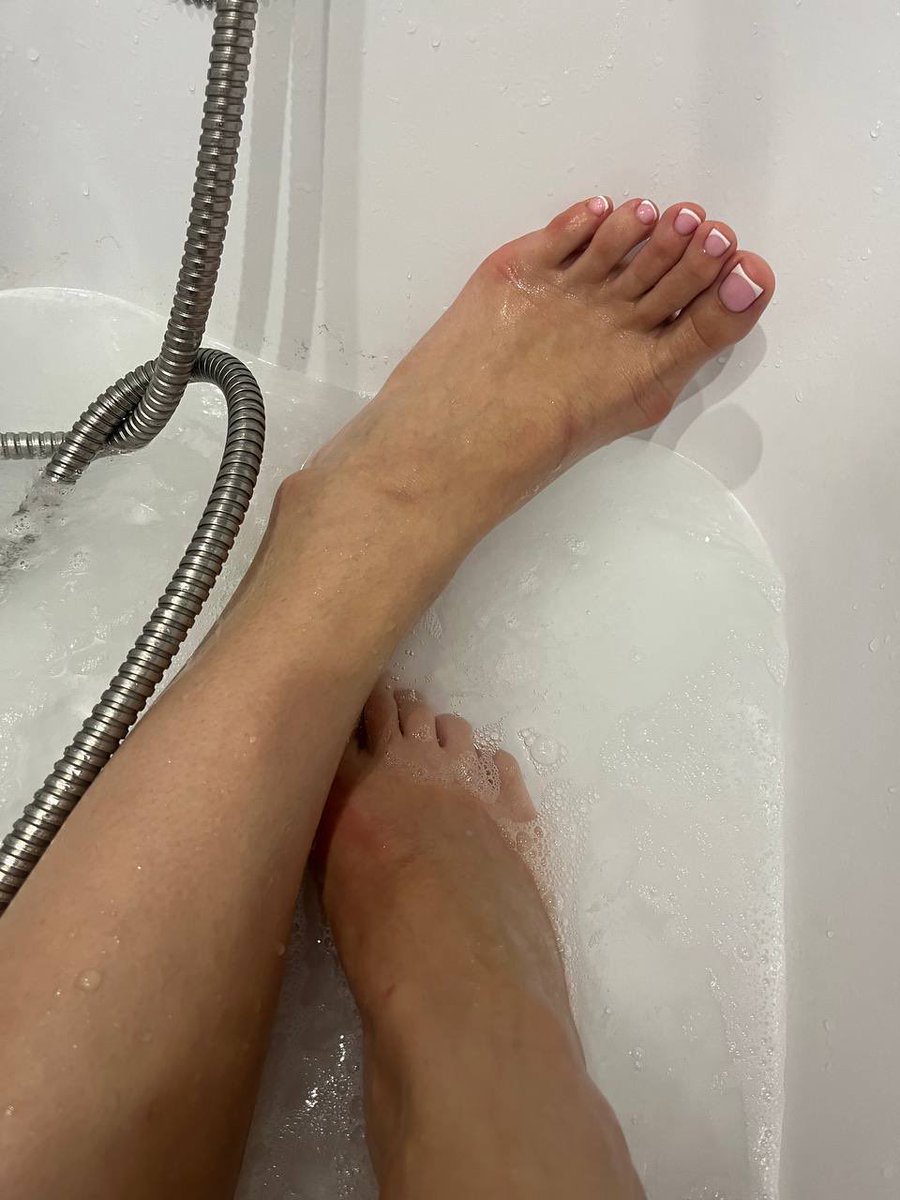 Natali_Findom's tweet photo. A new pedicure and a good mood 🙈 https://t.co/7EXjkRPIAa