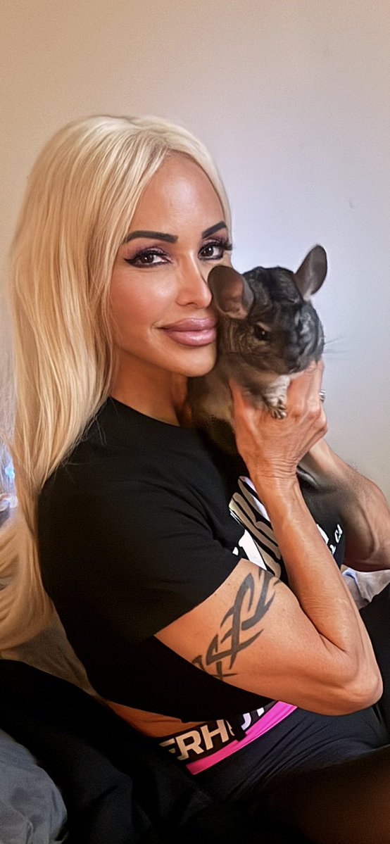 jewelsjademedia's tweet photo. Happy Monday, from  me and Chi Chi ! https://t.co/itUjjei9Co