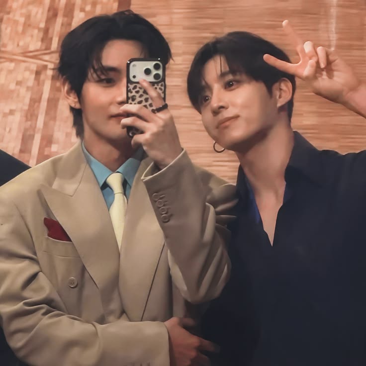 ggukvarbie's tweet photo. Taehyung and his boyfriend's habit of always leaning towards his side in the selfies https://t.co/abTNuxVJUp