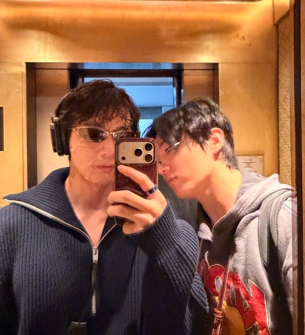 ggukvarbie's tweet photo. Taehyung and his boyfriend's habit of always leaning towards his side in the selfies https://t.co/abTNuxVJUp