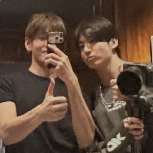 ggukvarbie's tweet photo. Taehyung and his boyfriend's habit of always leaning towards his side in the selfies https://t.co/abTNuxVJUp