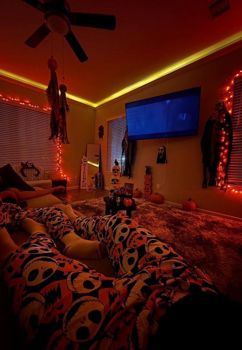 blossomingoli's tweet photo. ⠀⠀⠀⠀⠀⠀⠀⠀⠀⠀⠀⠀⠀⠀⠀⠀⠀⠀⠀⠀⠀
⠀
          “This movie is way too scary!” https://t.co/115pgU32T0