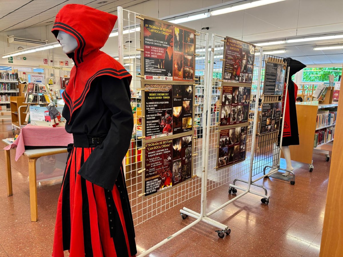 Bestiari_Cat's tweet photo. 📢 Notícies del #Bestiari
La Biblioteca del Districte 5 de Terrassa va acollir l’exposició “Foc i bèsties. 10 trobades Can Roca Crema” https://t.co/UDb68UVYB4 https://t.co/r7ZsEgMCq3
