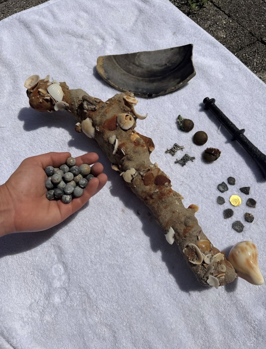 mylocalgunshop's tweet photo. " One of our crews crazier finds from this past summer was this encrusted flint lock pistol!
We took it to get x-rayed and you can see under that encrustation is a incredible piece of history.
Visible is the hammer with the Flint still loaded in it, lock plate, barrel, frizzen/pan, and even the ram-road and guide!
Congrats to pirateschlag for this 300 year old discovery " via endlesssearch on Instagram.