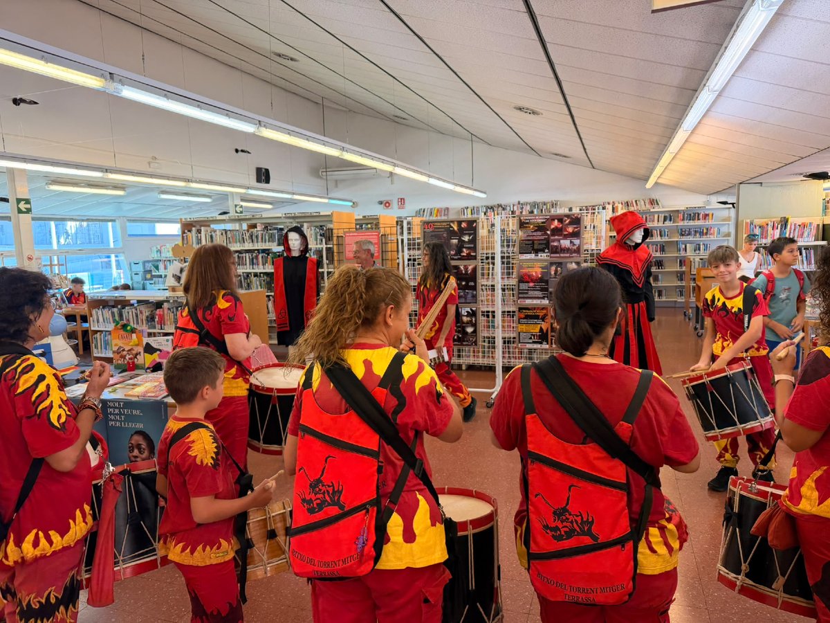 Bestiari_Cat's tweet photo. 📢 Notícies del #Bestiari
La Biblioteca del Districte 5 de Terrassa va acollir l’exposició “Foc i bèsties. 10 trobades Can Roca Crema” https://t.co/UDb68UVYB4 https://t.co/r7ZsEgMCq3