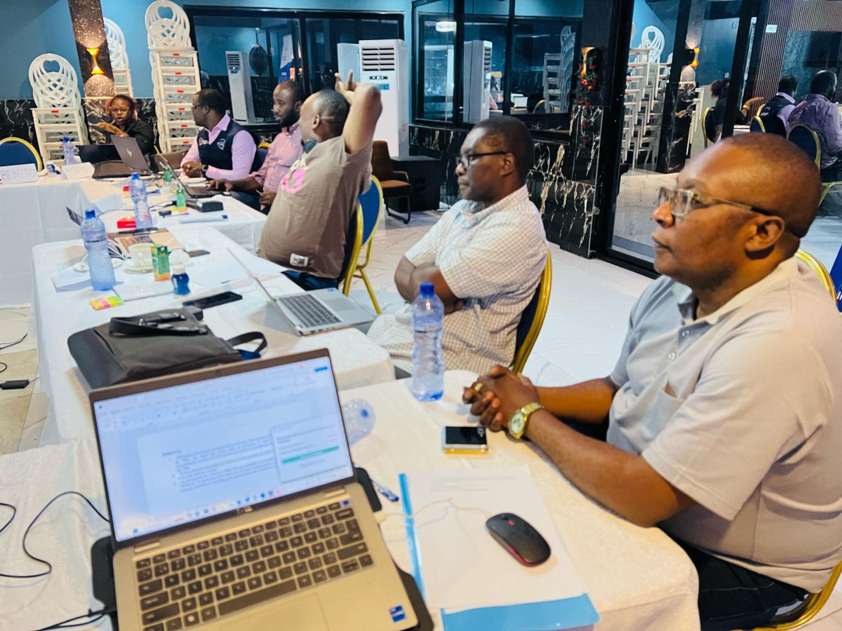 Insprdc's tweet photo. 🧪 🇨🇩#INSP : la science au service de la décision en santé publique. 

Du 1ᵉʳ au 4 octobre 2026, l’Institut National de Santé Publique (#INSP) a réuni, aux Pères de Scheut à #Saint-Raphaël/Limete, des experts, chercheurs et acteurs de la santé pour produire le 2ᵉ numéro du Bulletin de Santé Publique.

Durant quatre jours, les participants issus de l’#INSP, de l’#École de Santé Publique, de la surveillance épidémiologique en santé animale, de l’#OMS, d’#Africa CDC et d’#IPAS ont confronté leurs expertises pour renforcer la qualité scientifique, la cohérence et la pertinence des articles.

📊 Cette dynamique contribue à produire des informations sanitaires fiables et fondées sur les données, essentielles pour éclairer la décision, orienter les interventions et renforcer la santé publique en #RDC🇨🇩.

#SantéPublique #RDC #INSP #BulletinDeSantéPublique #OMS #AfricaCDC #IPAS
@Presidence_RDC @PrimatureRDC @MinSanteRDC @OMS_Afrique @AfricaCDC @fhi360 @UNICEFDRC @OMSRDCONGO