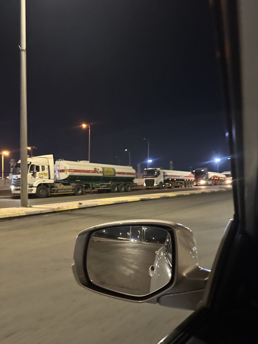 IBRAHIM_M1987's tweet photo. @kamnapp @eMoroor الاخوه الاعزاء تم رفع بلاغ عن طريق تطبيق كلنا امن وكلي امل انكم تنهون مشكلة وقوف التريلات داخل الحي مما تسبب بدخول الروائح والكربون للمنازل. عدد الشاحنات اكثر من ٦٠ شاحنه يومياً وبوضع التشغيل ٢٤ ساعة https://t.co/9BQeIULcZs