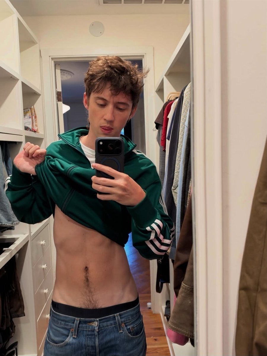 petalizing's tweet photo. troye sivan have mercy.. https://t.co/i2BkHK2cDT