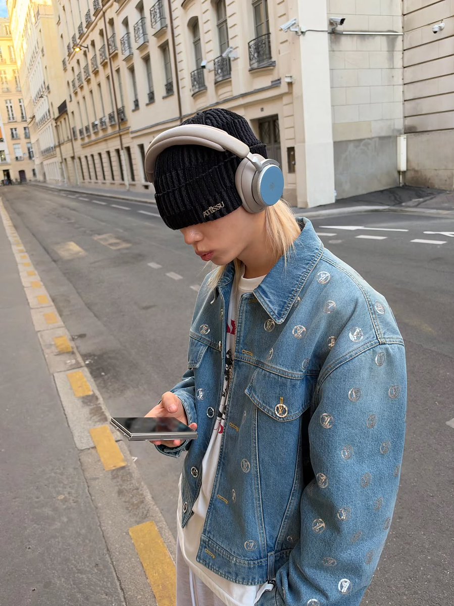 FLXCentral's tweet photo. 📸 [261005] #FELIX @ yong.lixx new Instagram update 

Paris my home, Louis my family💙🤍💛 @ NicolasGhesquiere @ marieameliesauve @ florentbuono @ LouisVuitton
# LVSS27 # NicolasGhesquiere # LouisVuitton # stay # felix

FELIX ICÔNE DE LA MODE
#FELIXxLVSS27 #FELIX 
@LouisVuitton https://t.co/9scYIvHfOx