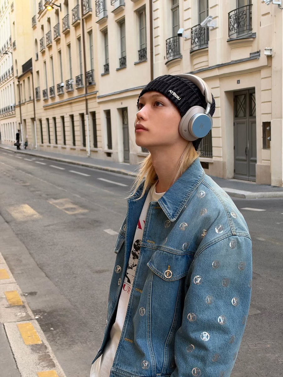 FLXCentral's tweet photo. 📸 [261005] #FELIX @ yong.lixx new Instagram update 

Paris my home, Louis my family💙🤍💛 @ NicolasGhesquiere @ marieameliesauve @ florentbuono @ LouisVuitton
# LVSS27 # NicolasGhesquiere # LouisVuitton # stay # felix

FELIX ICÔNE DE LA MODE
#FELIXxLVSS27 #FELIX 
@LouisVuitton https://t.co/9scYIvHfOx