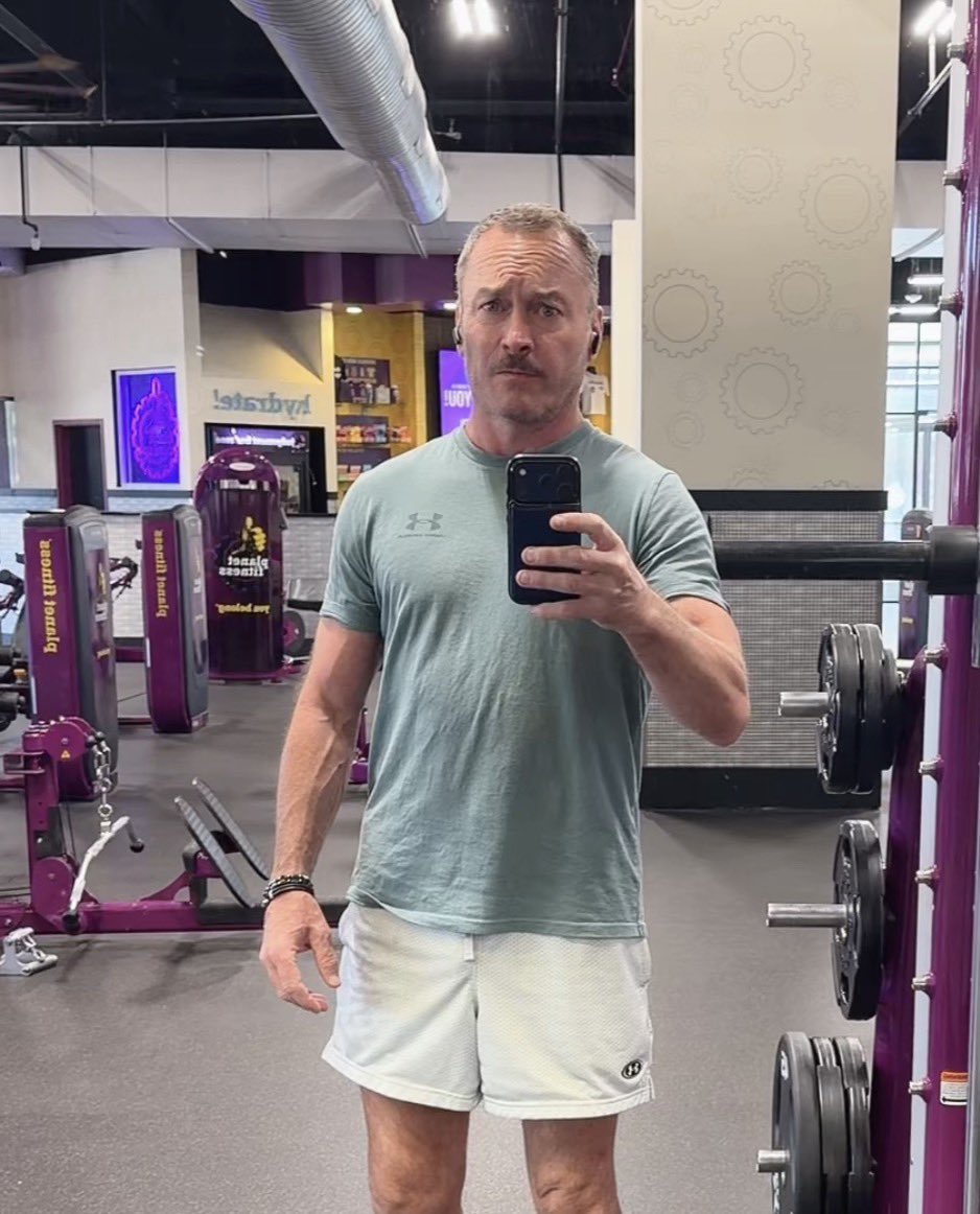 JasIsBased's tweet photo. Fu%# Monday. But I think I got a bicep vein. #gym https://t.co/q0poxkKvHB